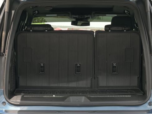 Used 2025 GMC Yukon Denali w/ Sun & Power Step Package RWD image 36