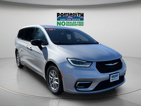Used 2024 Chrysler Pacifica Touring-L FWD image 23
