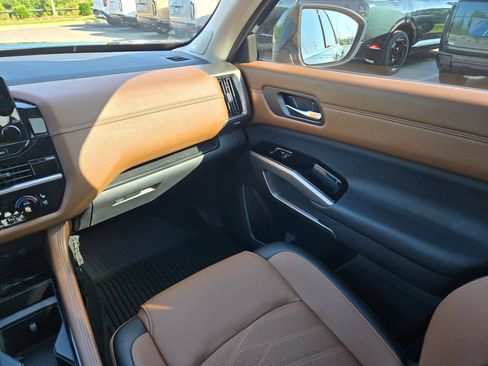 Used 2024 Nissan Pathfinder Platinum FWD image 11