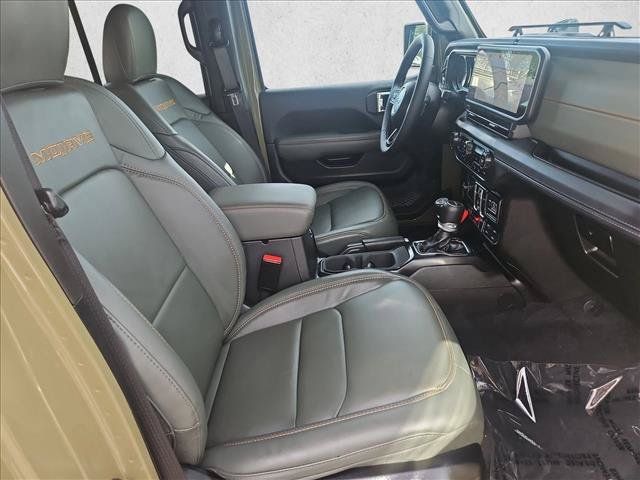 Used 2025 Jeep Gladiator Mojave AWD/4WD image 16