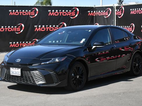 Used 2026 Toyota Camry SE FWD image 3