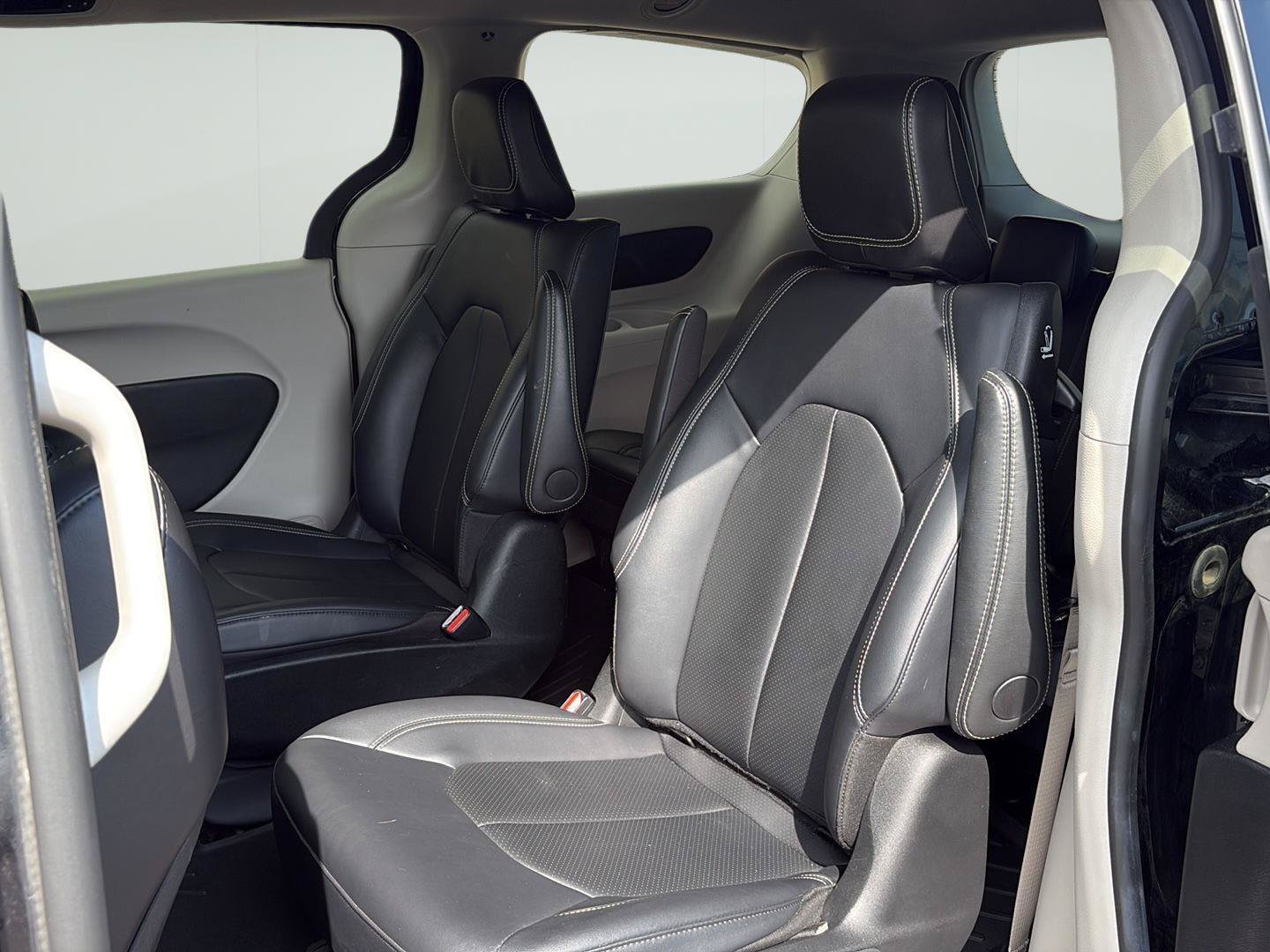 Used 2024 Chrysler Pacifica Limited FWD image 29