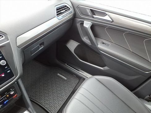 Used 2023 Volkswagen Tiguan SE R-Line image 31