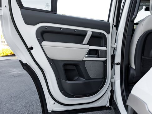 Used 2023 Land Rover Defender 130 SE image 31