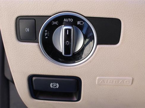 Used 2015 Mercedes-Benz SLK 250 w/ Premium Package image 23