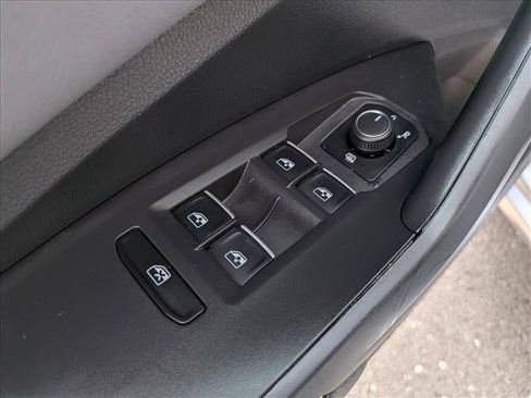 Certified 2025 Volkswagen Jetta SE w/ Sunroof Package FWD image 25