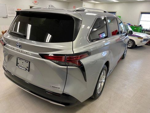 Used 2025 Toyota Sienna Limited image 22