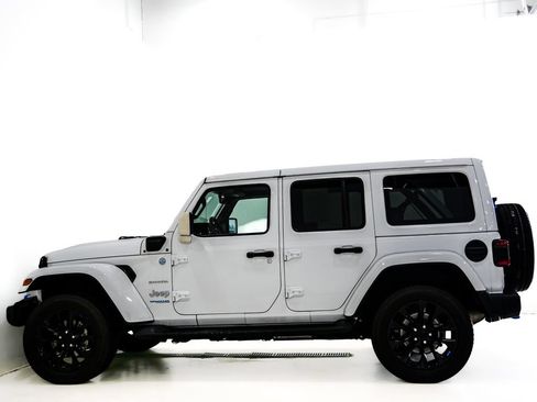 Used 2022 Jeep Wrangler Unlimited Sahara w/ Cold Weather Group AWD/4WD image 6