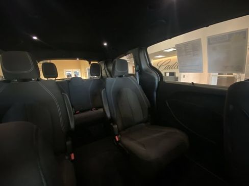 Used 2020 Chrysler Pacifica Touring w/ S Appearance Package FWD image 7