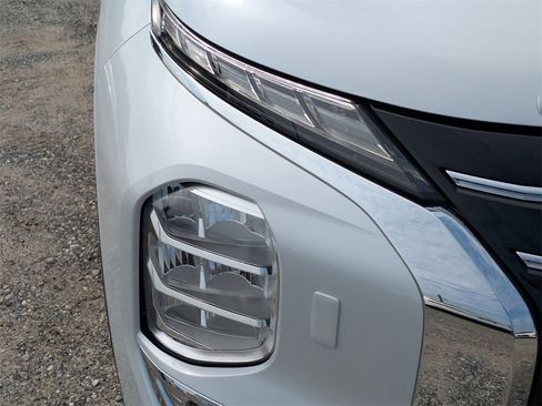 New 2025 Mitsubishi Outlander SE image 9