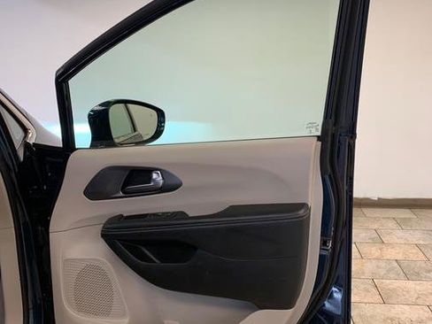 Used 2022 Chrysler Pacifica Touring-L w/ Uconnect Theater Family Group image 54