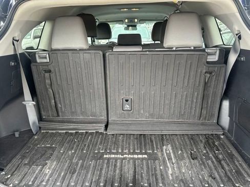 Used 2023 Toyota Highlander LE FWD image 19