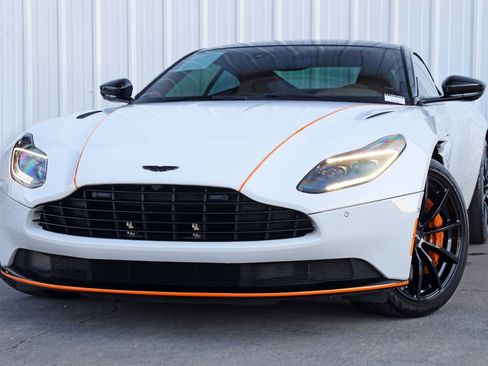 Used 2022 Aston Martin DB11 Coupe image 3