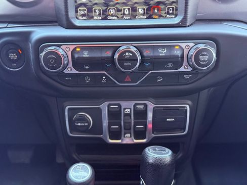 Used 2018 Jeep Wrangler Unlimited Sahara AWD/4WD image 14