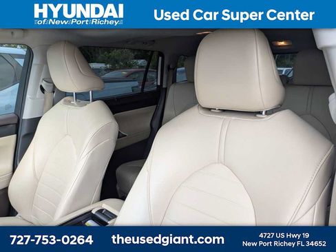 Used 2021 Toyota Highlander XLE FWD image 3