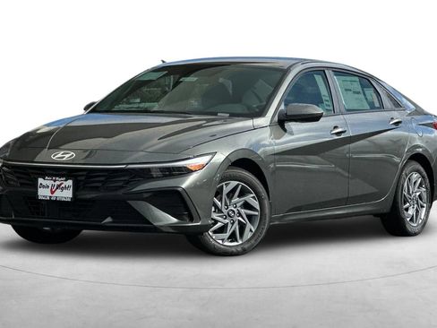 Used 2026 Hyundai Elantra Hybrid FWD image 2
