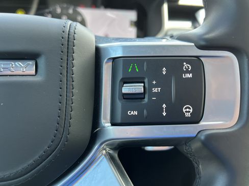 Used 2025 Land Rover Discovery Metropolitan Edition AWD/4WD image 19