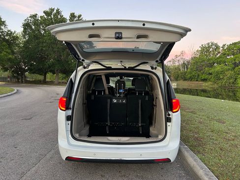 Used 2018 Chrysler Pacifica Touring-L image 10