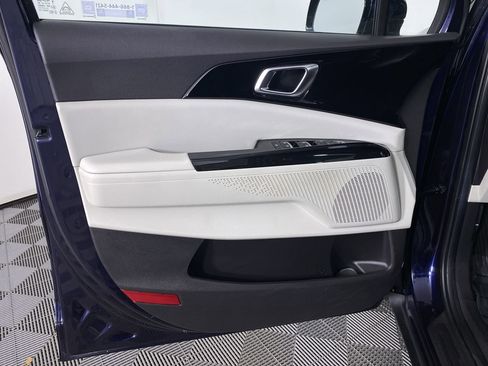 Used 2022 Kia Carnival EX image 11