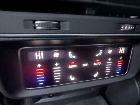 Used 2025 Audi Q8 Prestige w/ Prestige Package image 15