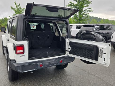 Used 2021 Jeep Wrangler Unlimited Sahara AWD/4WD image 18