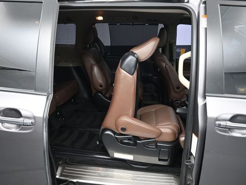 Used 2018 Toyota Sienna Limited image 46