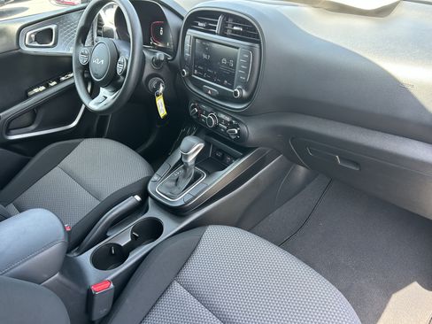 Used 2025 Kia Soul LX FWD image 8