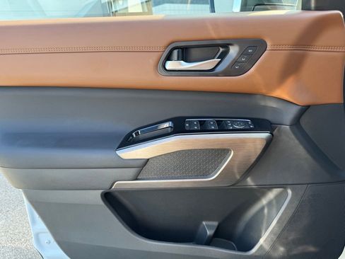 Used 2025 Nissan Pathfinder Platinum image 11