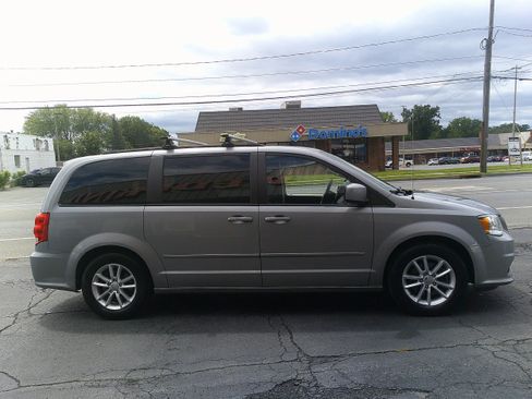 Used 2016 Dodge Grand Caravan SXT FWD image 12