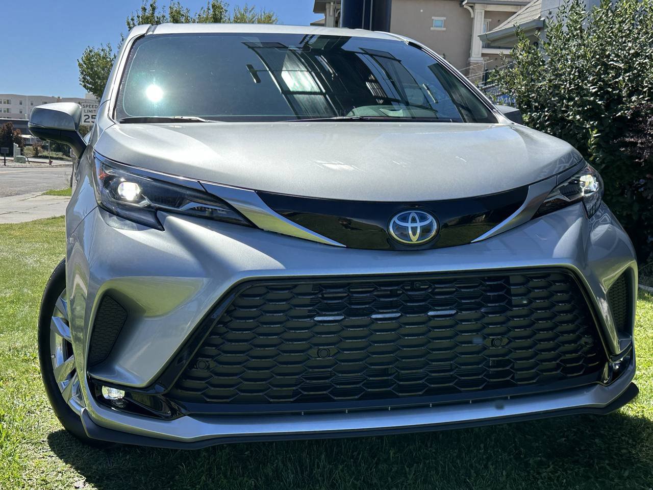 Used 2025 Toyota Sienna Platinum AWD/4WD image 4