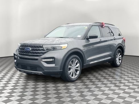 Certified 2022 Ford Explorer XLT w/ Equipment Group 202A image 3
