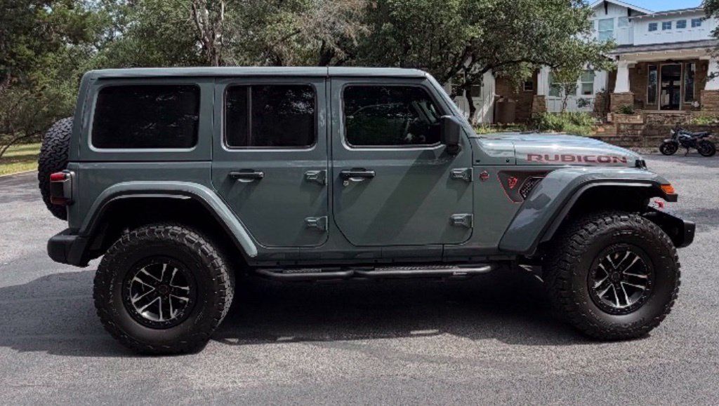 Used 2024 Jeep Wrangler Unlimited Rubicon AWD/4WD image 3