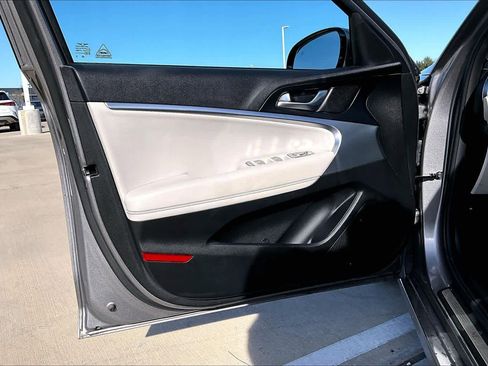 Used 2025 Genesis G70 2.5T image 20