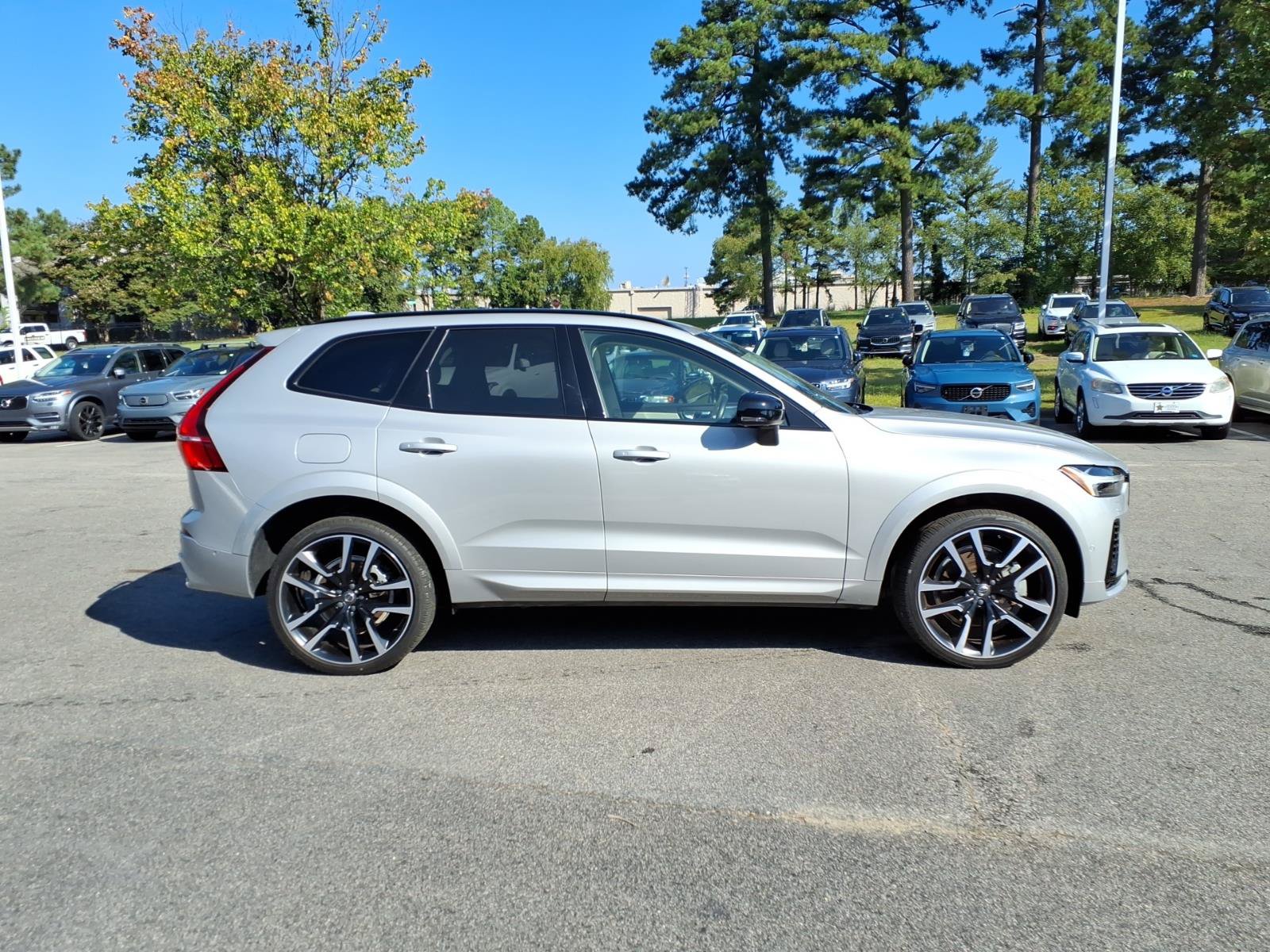 Used 2023 Volvo XC60 T8 Ultimate w/ Climate Package AWD/4WD image 2
