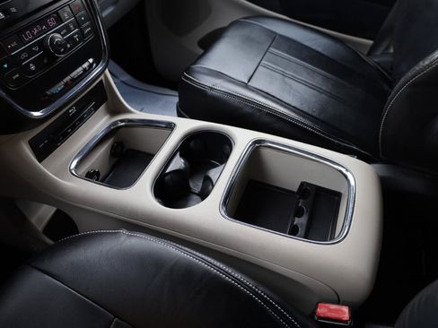 Used 2015 Chrysler Town & Country Limited Platinum FWD image 13
