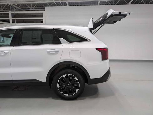 Used 2025 Kia Sorento S AWD/4WD image 11