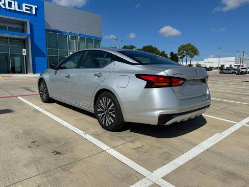 Used 2024 Nissan Altima 2.5 SV FWD image 3