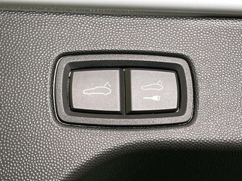 Used 2025 Porsche Macan 4 Electric image 21