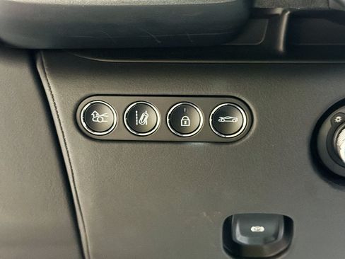Used 2024 McLaren Artura RWD image 30