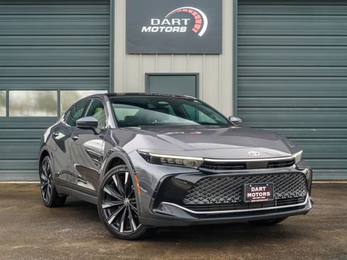 Used 2023 Toyota Crown Platinum image 1