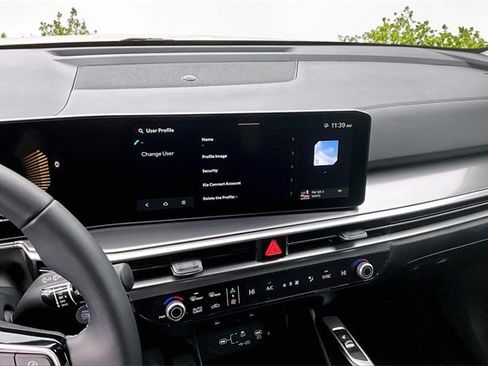 Certified 2025 Kia Sorento S w/ Panoramic Sunroof Package image 6