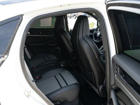 Used 2024 Porsche Cayenne S AWD/4WD image 41
