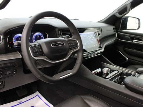 Used 2024 Jeep Wagoneer L Series II RWD image 16