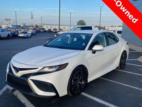 Used 2024 Toyota Camry SE image 3