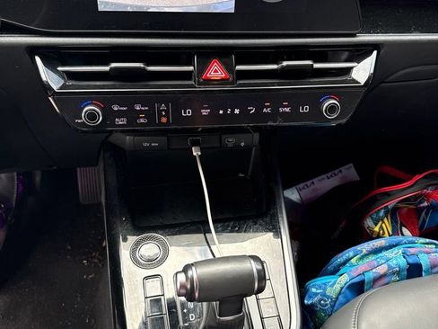 Used 2024 Kia Niro EX FWD image 3