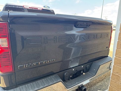 Used 2022 Chevrolet Silverado 1500 LT AWD/4WD image 6