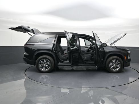 Used 2025 Chevrolet Traverse LT FWD image 26
