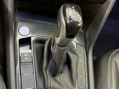 Used 2023 Volkswagen Tiguan SE image 24