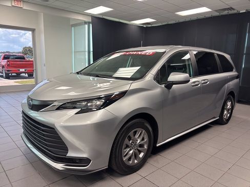 Used 2024 Toyota Sienna LE FWD image 7