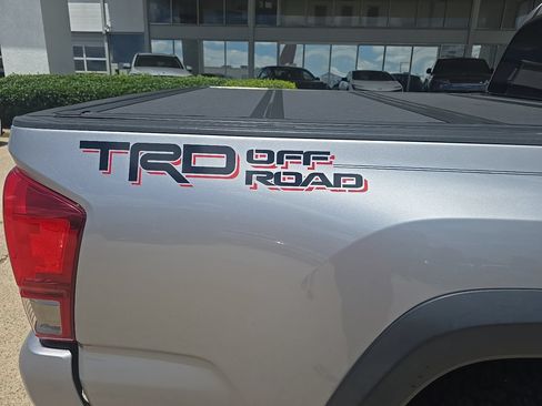 Used 2016 Toyota Tacoma TRD Off-Road w/ Premium & Technology Package RWD image 4